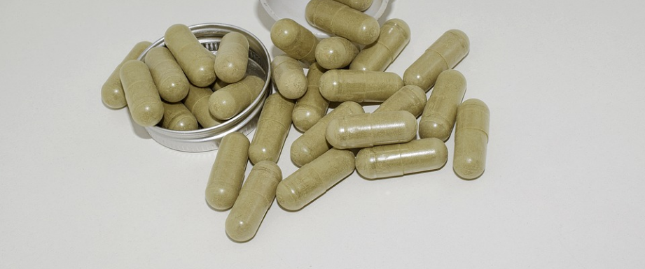 kratom packed in capsules